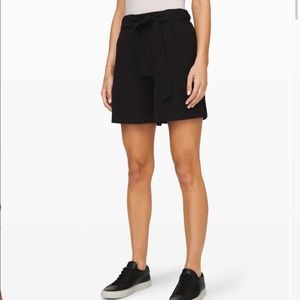 Lululemon Noir Short 5.5"